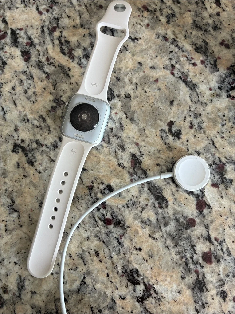 2nd Generation 40 mm Apple Watch SE w/Silicone-Band and Charger